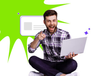 homem sorrindo com computador na mão