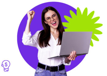 mulher comemorando com computador na mão